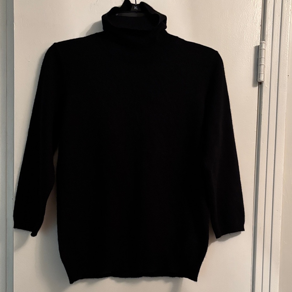 Saks 5th Avenue Cashmere Collection sweater. Sz M